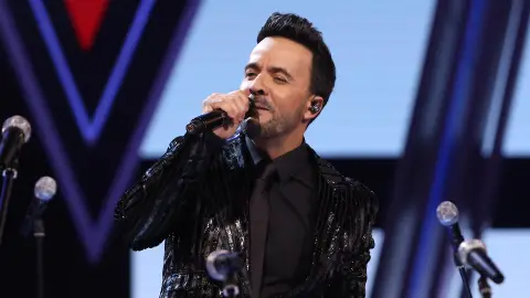 Luis Fonsi sorprende al cantar Pasa la página su último sencillo en la Gran Final de La Voz Luis Fonsi sorprende al cantar Pasa la página su último sencillo en la Gran Final de La Voz