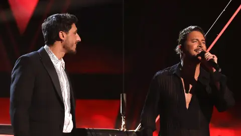 ¡Menudo arte! Manuel Carrasco conquista el escenario con Corazón y flecha junto a Miguel ¡Menudo arte! Manuel Carrasco conquista el escenario con Corazón y flecha junto a Miguel