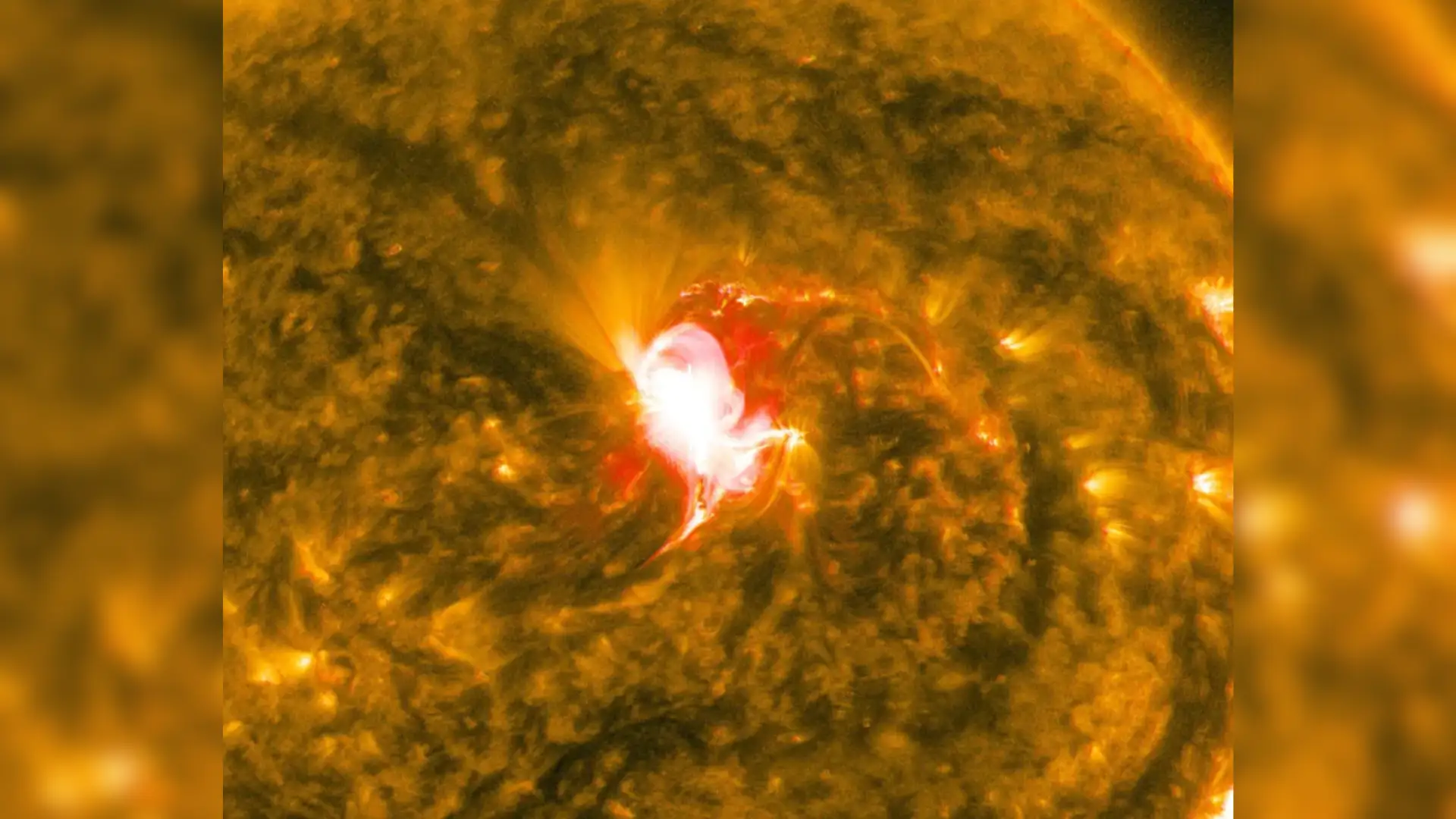 SDO captó esta imagen de la llamarada de nivel medio, de clase M6,6, el 22 de junio de 2015. SDO captó esta imagen de la llamarada de nivel medio, de clase M6,6, el 22 de junio de 2015.