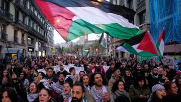 Decenas de personas participan en una manifestación contra la guerra de Israel en Gaza en Barcelona