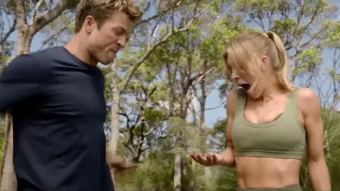 Glen Powell y Sydney Sweeney en una escena de Cualquiera menos tú Glen Powell y Sydney Sweeney en una escena de Cualquiera menos tú