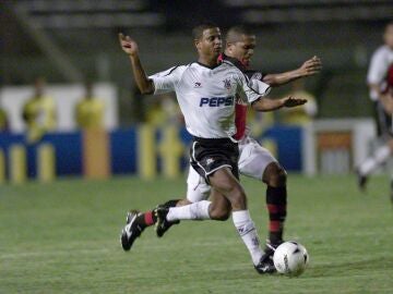 Marcelinho Carioca jugando un partido de fútbol con el Corinthians 