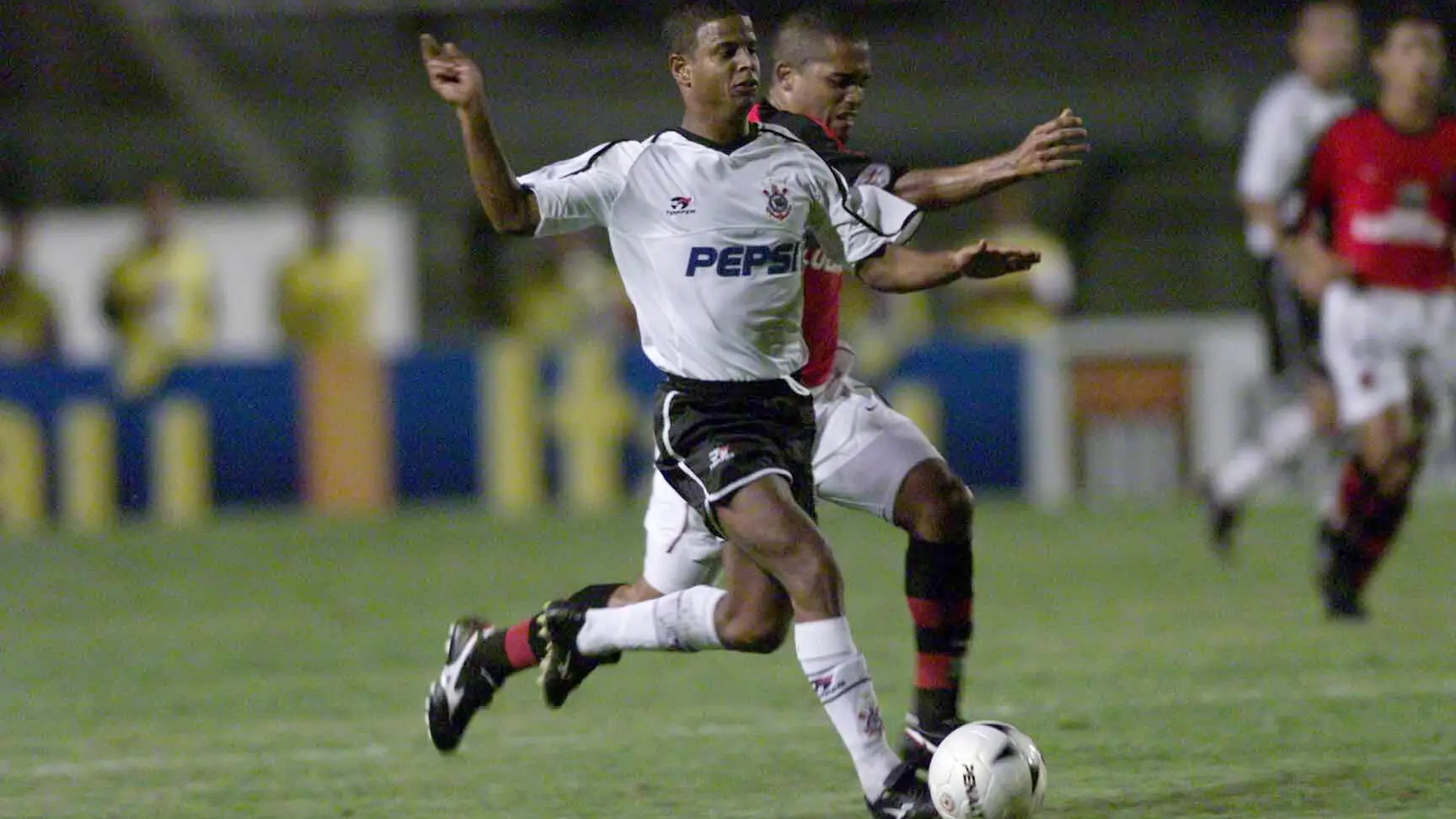 Marcelinho Carioca jugando un partido de fútbol con el Corinthians Marcelinho Carioca jugando un partido de fútbol con el Corinthians