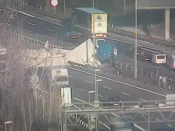 El camión accidentado en la AP-7 El camión accidentado en la AP-7