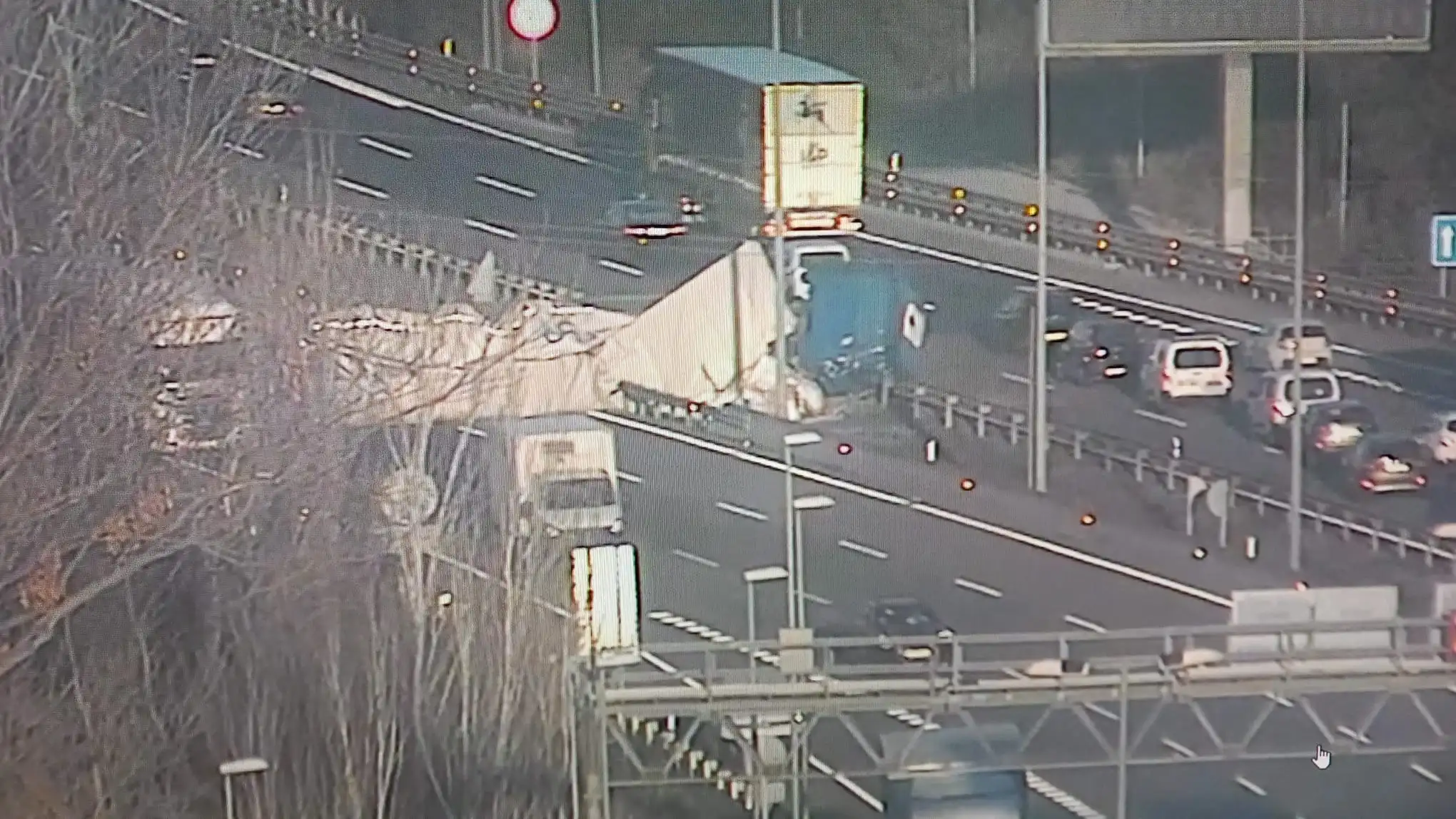 El cami&oacute;n accidentado en la AP-7