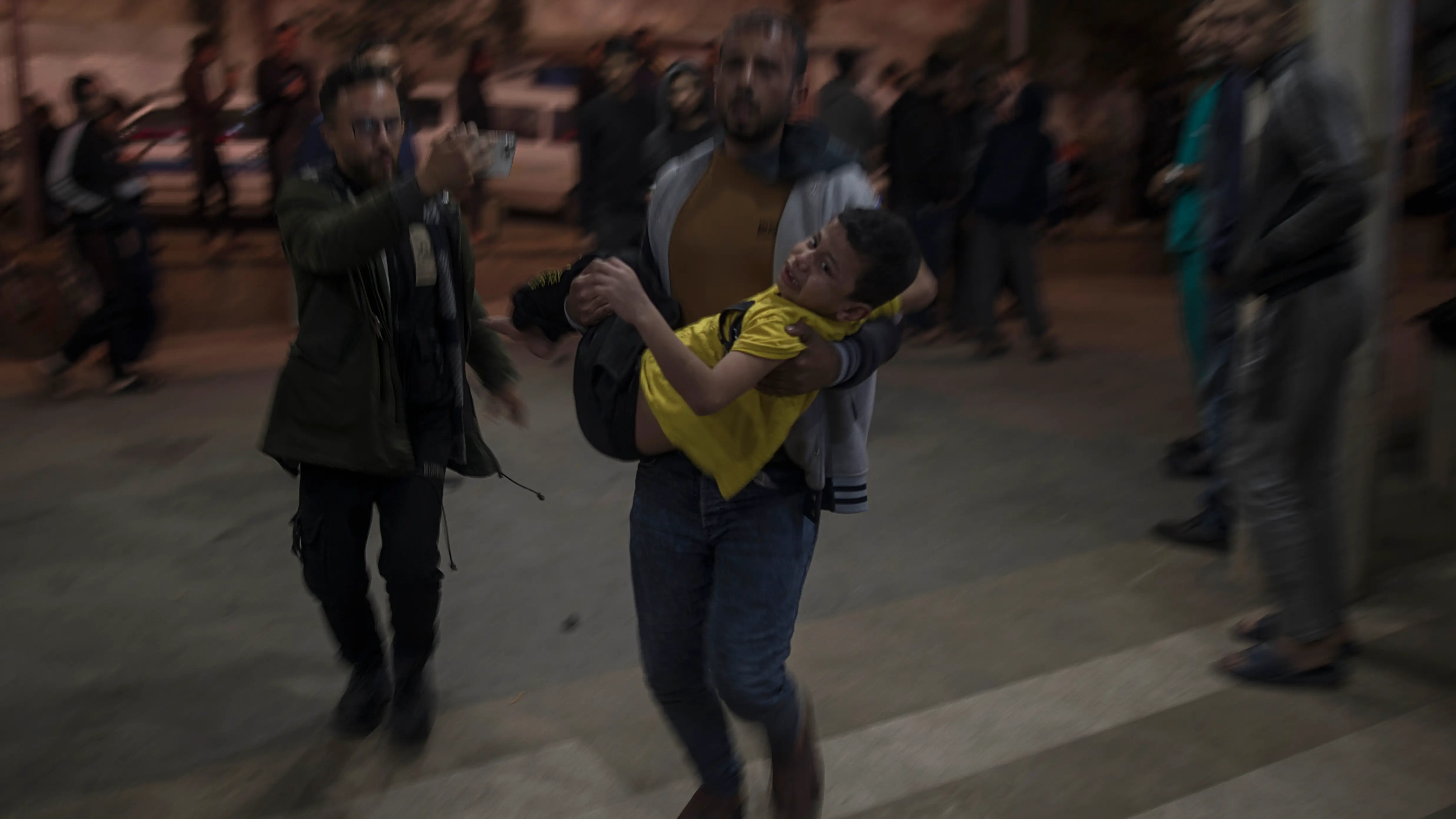 Un palestino lleva a un niño herido al Hospital Nasser en Jan Yunis, en el sur de la Franja de Gaza, este 17 de diciembre de 2023, tras un ataque israelí. Un palestino lleva a un niño herido al Hospital Nasser en Jan Yunis, en el sur de la Franja de Gaza, este 17 de diciembre de 2023, tras un ataque israelí.