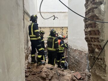 Bomberos en la galería derrumbada en Malasaña