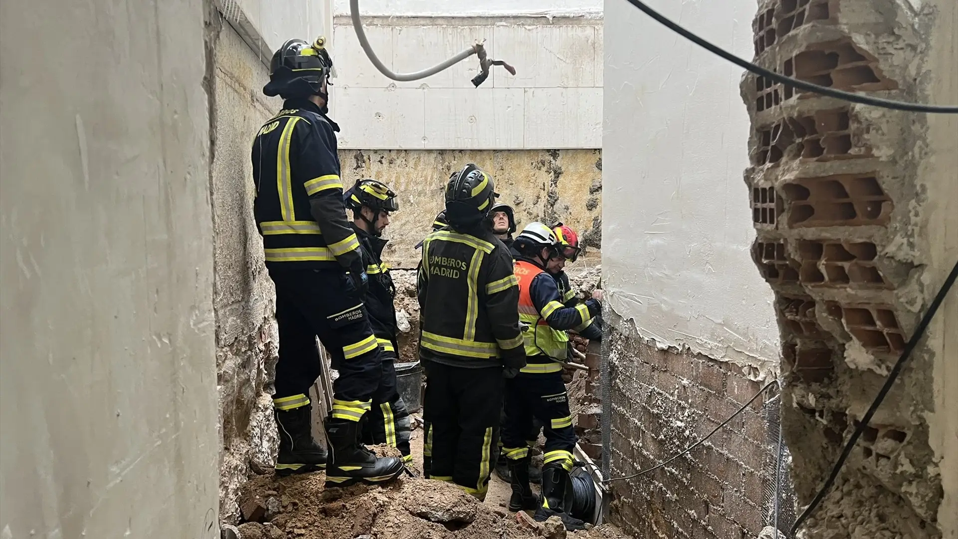 Bomberos en la galer&iacute;a derrumbada en Malasa&ntilde;a