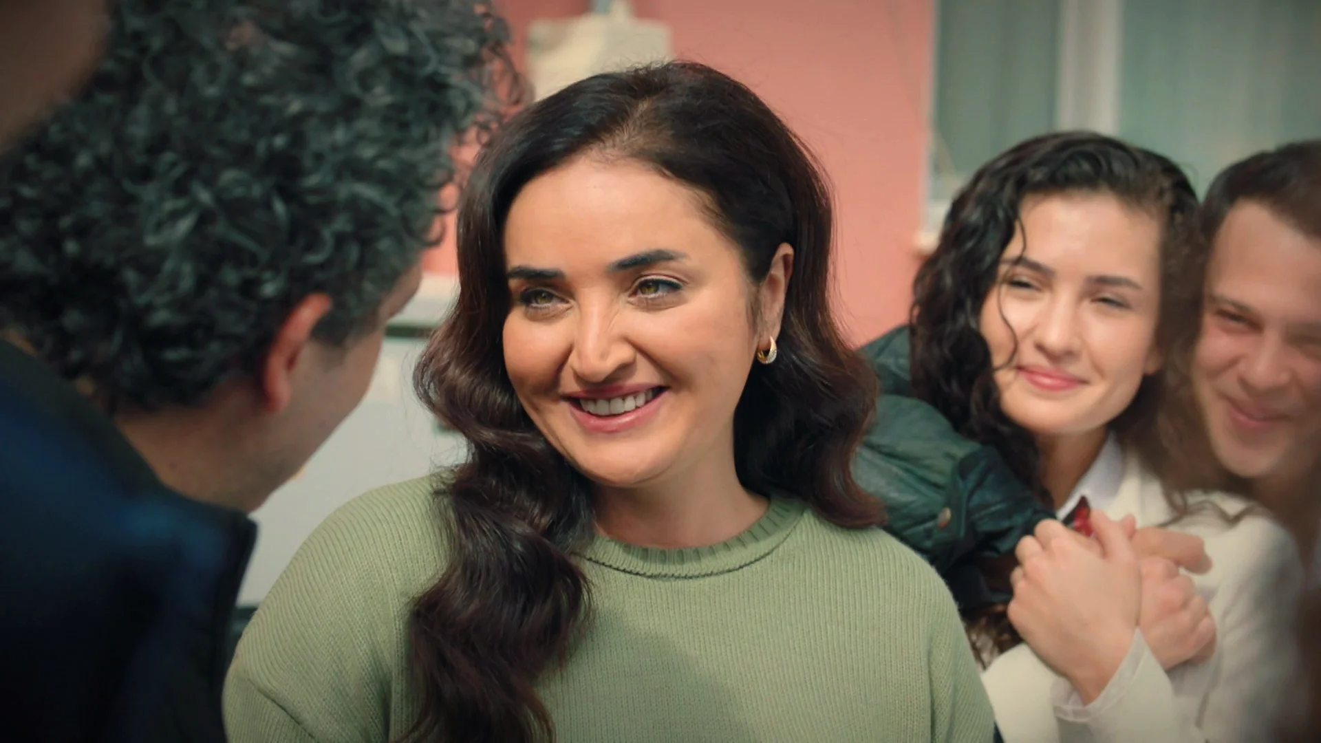 Sengül rescata a Orhan de casa de Gönül y le hace una proposición: "¿Quieres volver a casarte conmigo?" Sengül rescata a Orhan de casa de Gönül y le hace una proposición: "¿Quieres volver a casarte conmigo?"