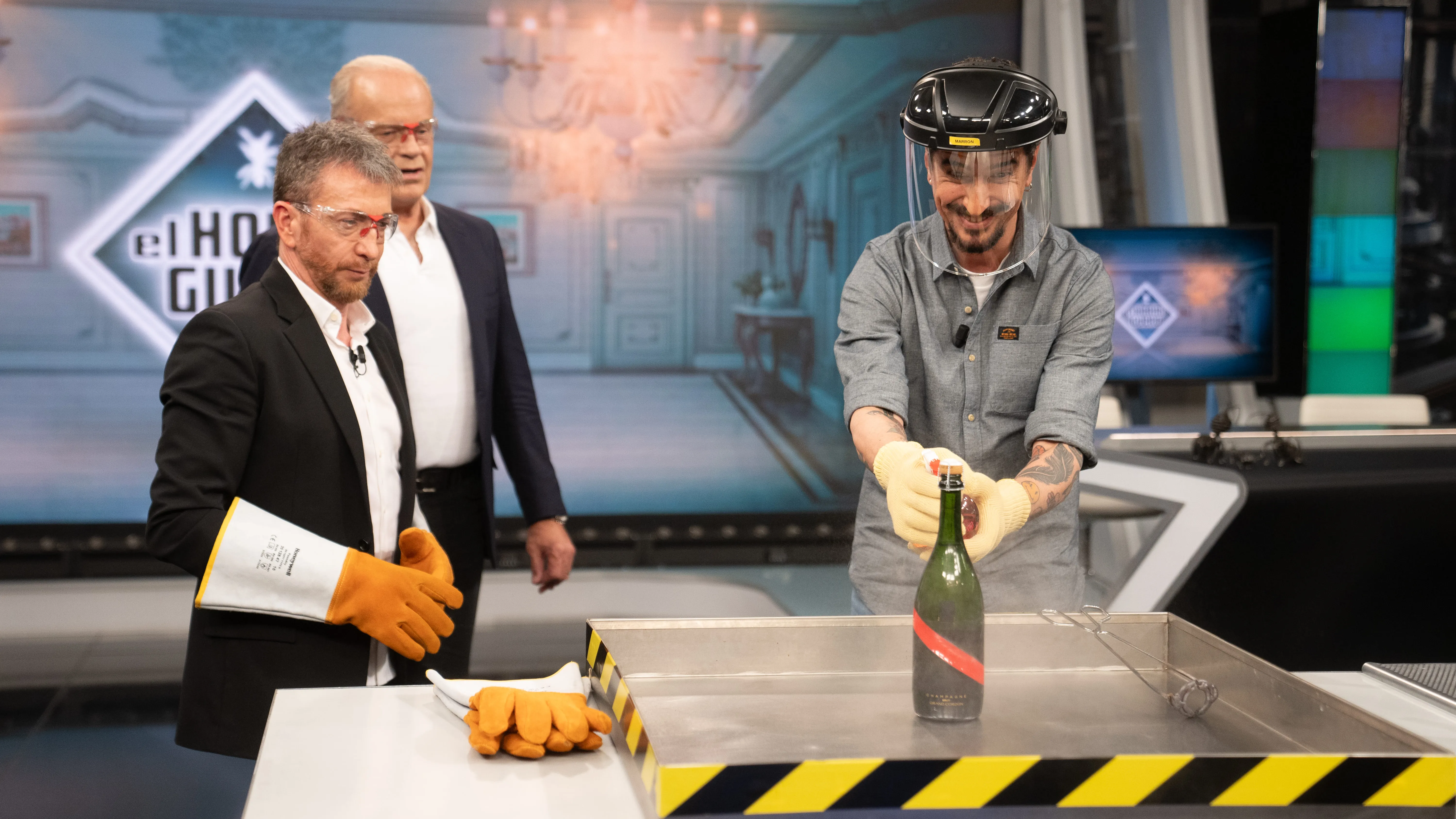 Marron sorprende a Kelsey Grammer con el 'descorchador térmico' Marron sorprende a Kelsey Grammer con el 'descorchador térmico'