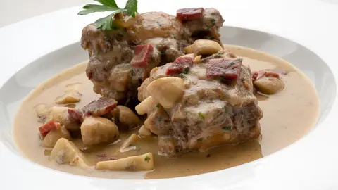 El truco infalible de Arguiñano "para triunfar": la receta de rabo con jamón y champiñones al Jerez El truco infalible de Arguiñano "para triunfar": la receta de rabo con jamón y champiñones al Jerez