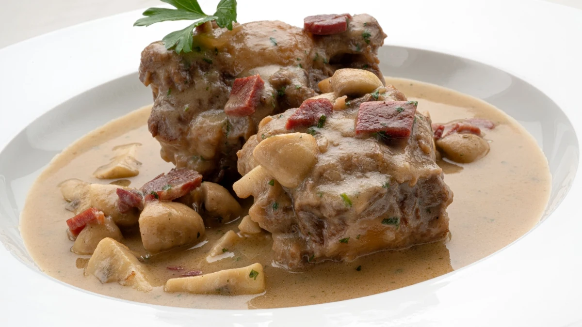 El truco infalible de Argui&ntilde;ano "para triunfar": la receta de rabo con jam&oacute;n y champi&ntilde;ones al Jerez