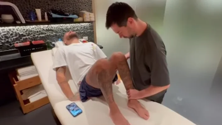 Imagen de Neymar Jr siendo tratado por un fisio