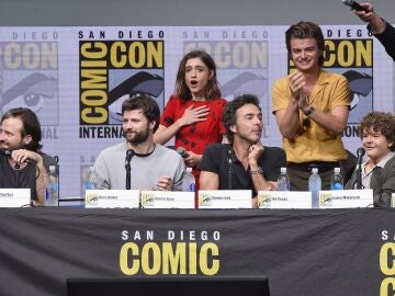 Matt Duffer, Ross Duffer, Natalia Dyer, Shawn Levy, Joe Keery y Gaten Matarazzo en la Comic-Con de San Diego en 2017 presentando Stranger Things