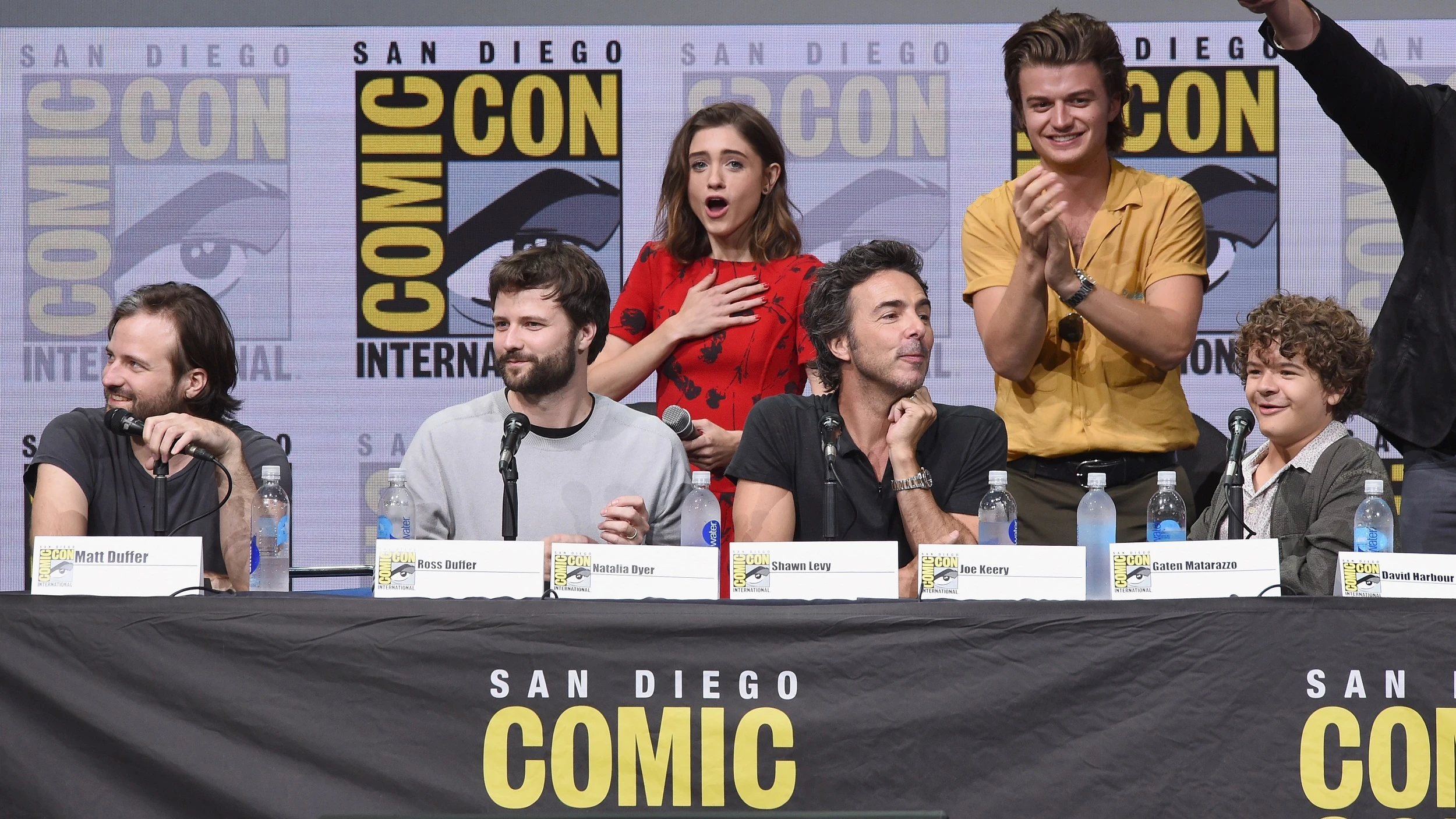 Matt Duffer, Ross Duffer, Natalia Dyer, Shawn Levy, Joe Keery y Gaten Matarazzo en la Comic-Con de San Diego en 2017 presentando Stranger Things Matt Duffer, Ross Duffer, Natalia Dyer, Shawn Levy, Joe Keery y Gaten Matarazzo en la Comic-Con de San Diego en 2017 presentando Stranger Things