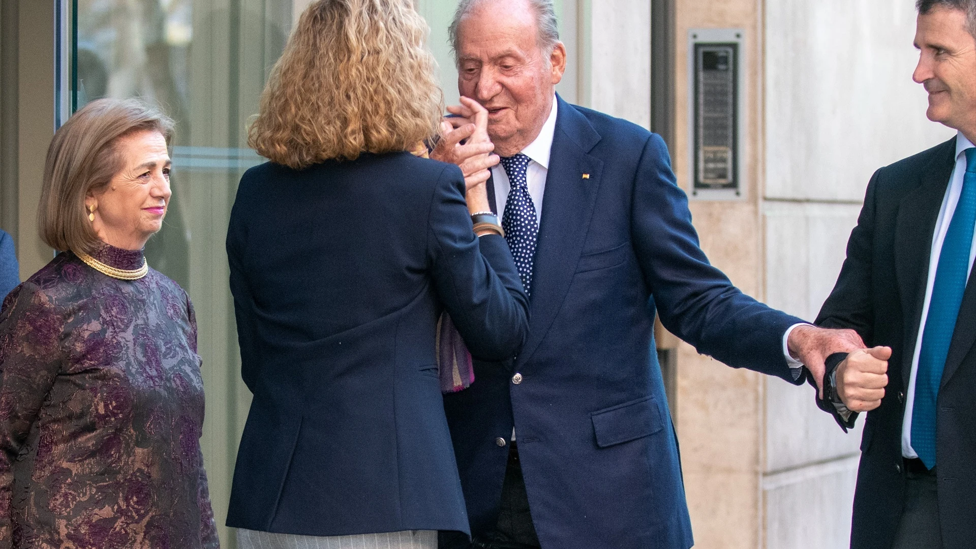 El rey em&eacute;rito saludando a la Infanta Elena