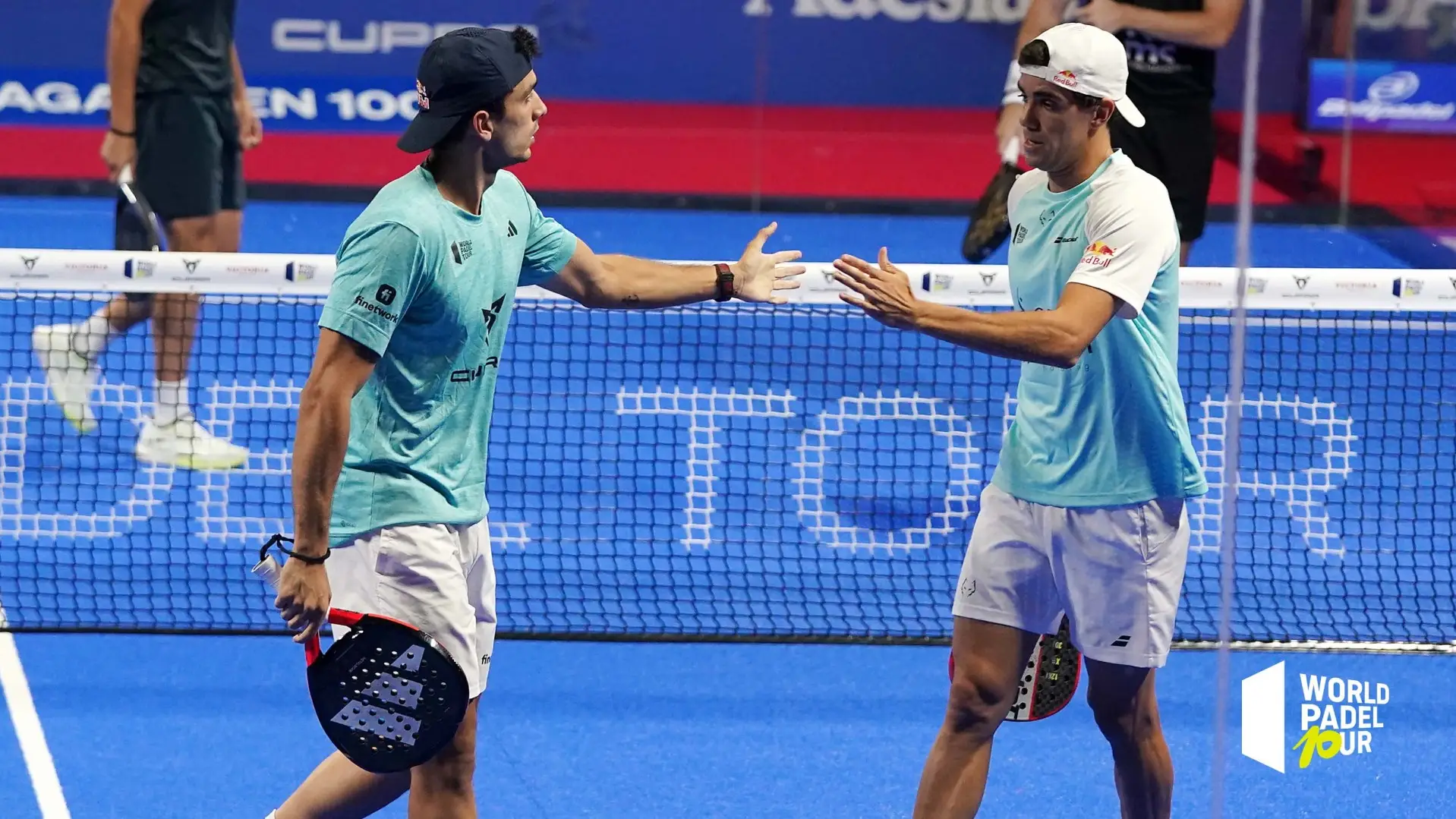 Alejandro Galán y Juan Lebrón chocan las manos en un partido de la temporada 2023 Alejandro Galán y Juan Lebrón chocan las manos en un partido de la temporada 2023