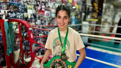 Alicia Chamorro posa con su cinturón de campeona del mundo de Muay Thai Alicia Chamorro posa con su cinturón de campeona del mundo de Muay Thai