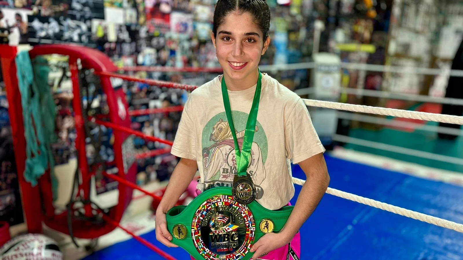 Alicia Chamorro posa con su cinturón de campeona del mundo de Muay Thai Alicia Chamorro posa con su cinturón de campeona del mundo de Muay Thai