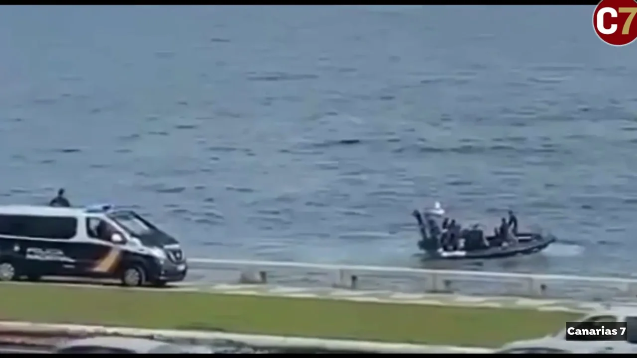 Un ciudadano localiza varios fardos de droga flotando en el mar en Las Palmas de Gran Canaria
