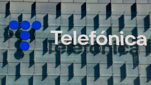 Logotipo de Telef&oacute;nica en su sede