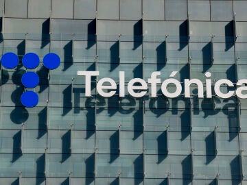 Logotipo de Telefónica en su sede
