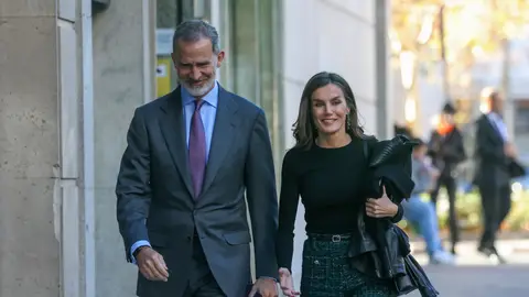 Los reyes Felipe y Letizia llegando al 60 cumpleaños de la infanta Elena Los reyes Felipe y Letizia llegando al 60 cumpleaños de la infanta Elena