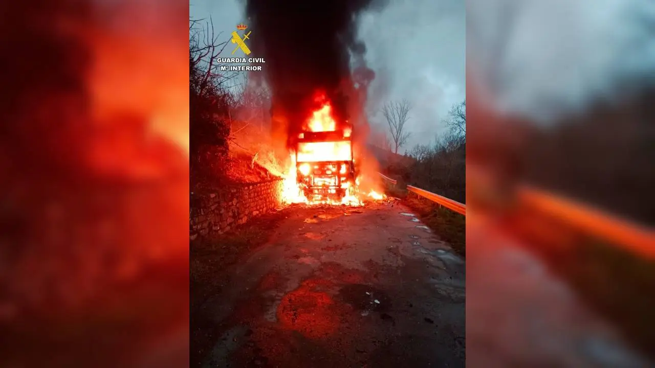 Cami&oacute;n calcinado en el t&eacute;rmino municipal de San Mill&aacute;n de la Cogolla