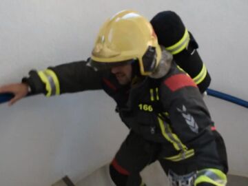 Un bombero subiendo el edificio más alto de Fuengirola