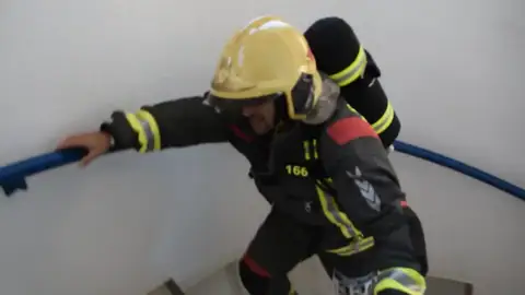 Un bombero subiendo el edificio más alto de Fuengirola