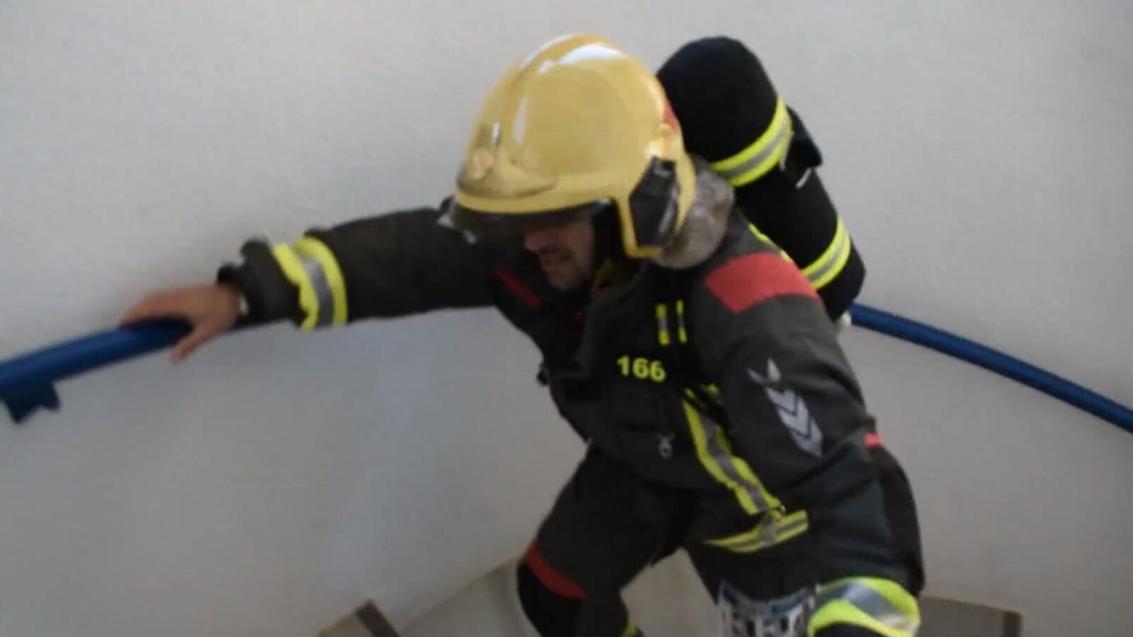 Así es subir a pie el edificio más alto de Fuengirola con el uniforme de bombero