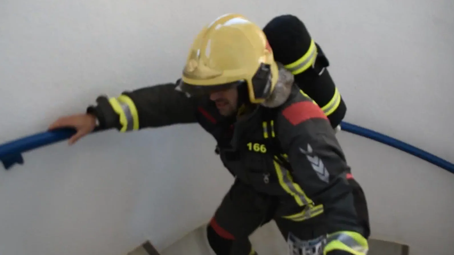 Un bombero subiendo el edificio más alto de Fuengirola Un bombero subiendo el edificio más alto de Fuengirola