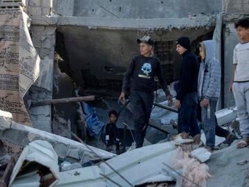 Palestinos inspeccionando una casa derruida por los bombardeos Israelíes en Gaza