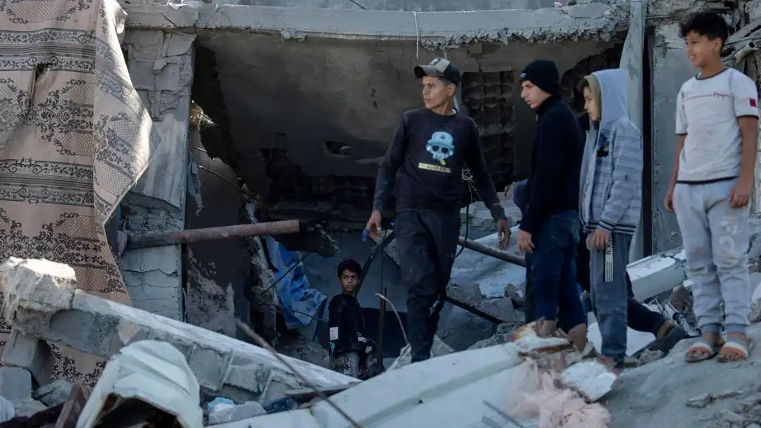 Palestinos inspeccionando una casa derruida por los bombardeos Israelíes en Gaza Palestinos inspeccionando una casa derruida por los bombardeos Israelíes en Gaza