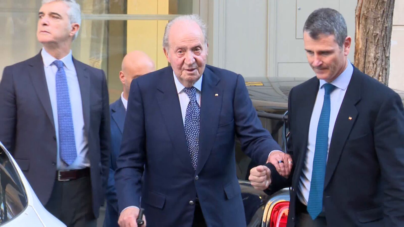 La Familia Real, incluido el rey Juan Carlos I, se reúne para celebrar el 60 cumpleaños de la infanta Elena