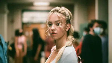 Sydney Sweeney vuelve al rodaje de 'Euphoria' para la temporada 3 (en la imagen una escena de la T2). Sydney Sweeney vuelve al rodaje de 'Euphoria' para la temporada 3 (en la imagen una escena de la T2).