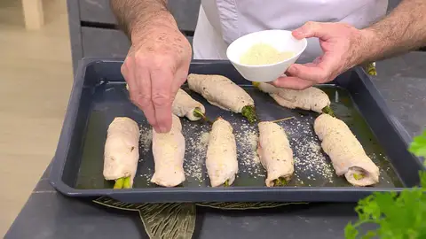 Mezcla el pan rallado con las semillas de sésamo y espolvoréalos Mezcla el pan rallado con las semillas de sésamo y espolvoréalos