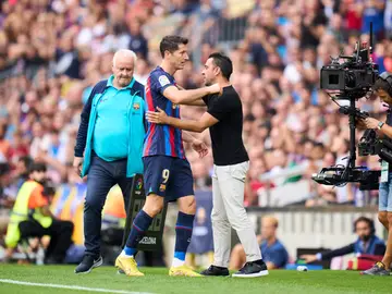 Xavi Hernández abraza a Robert Lewandowski Xavi Hernández abraza a Robert Lewandowski