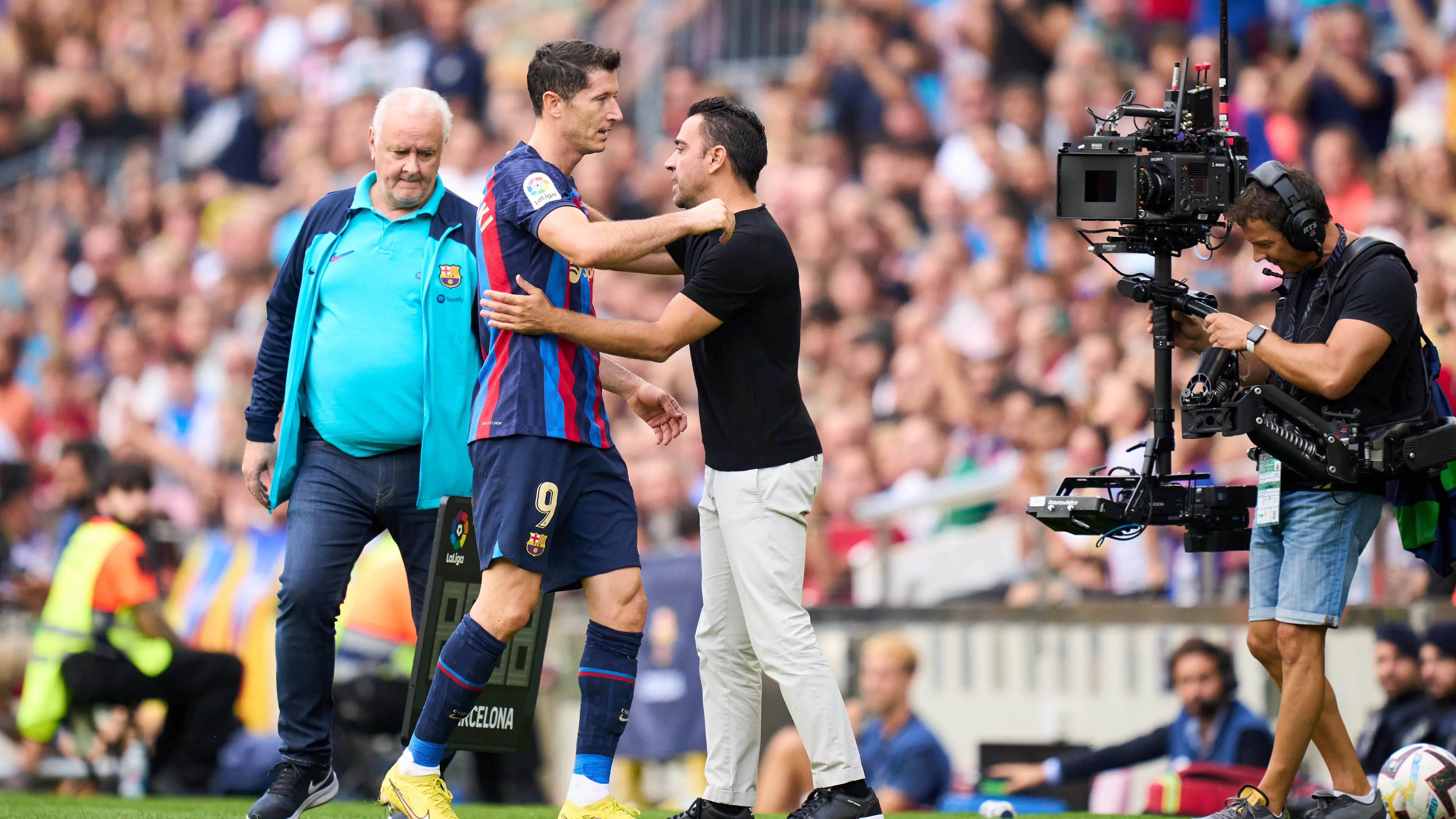 Xavi Hernández abraza a Robert Lewandowski Xavi Hernández abraza a Robert Lewandowski