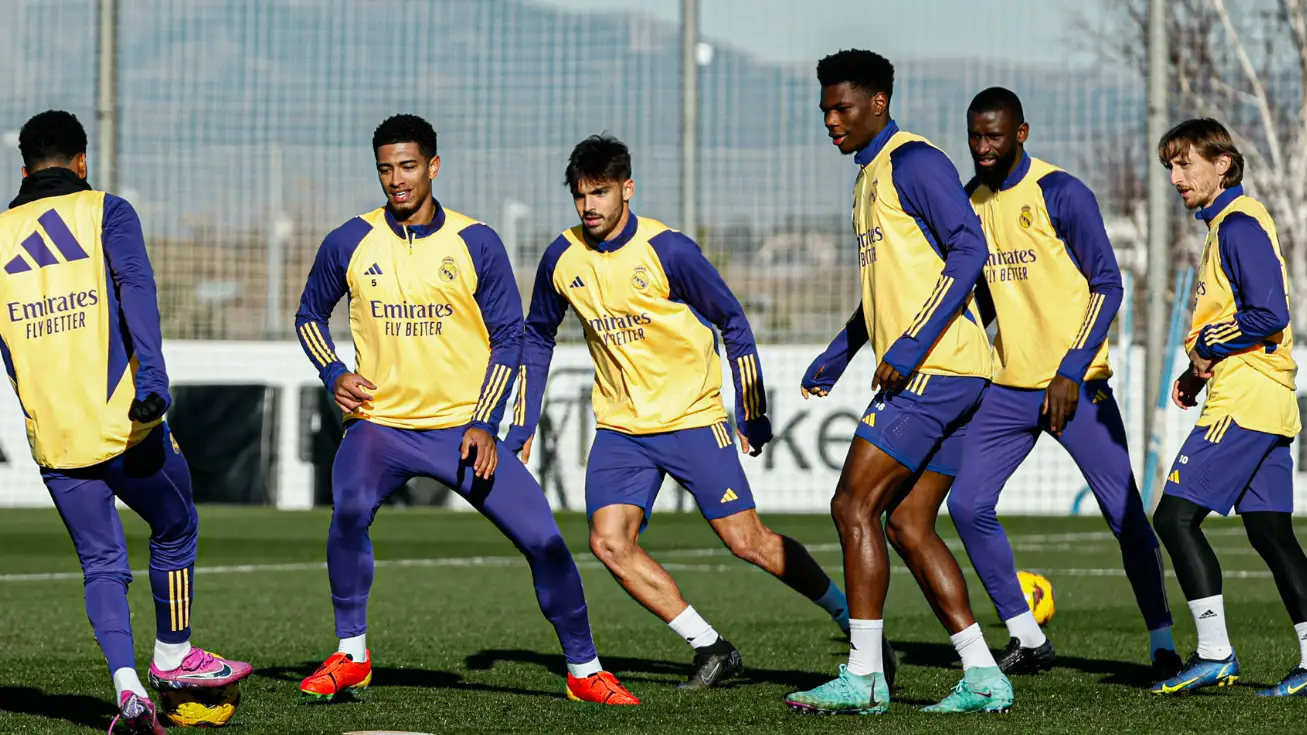 Jugadores del Real Madrid, entre ellos Ra&uacute;l Asencio, entrenando en Valdebebas