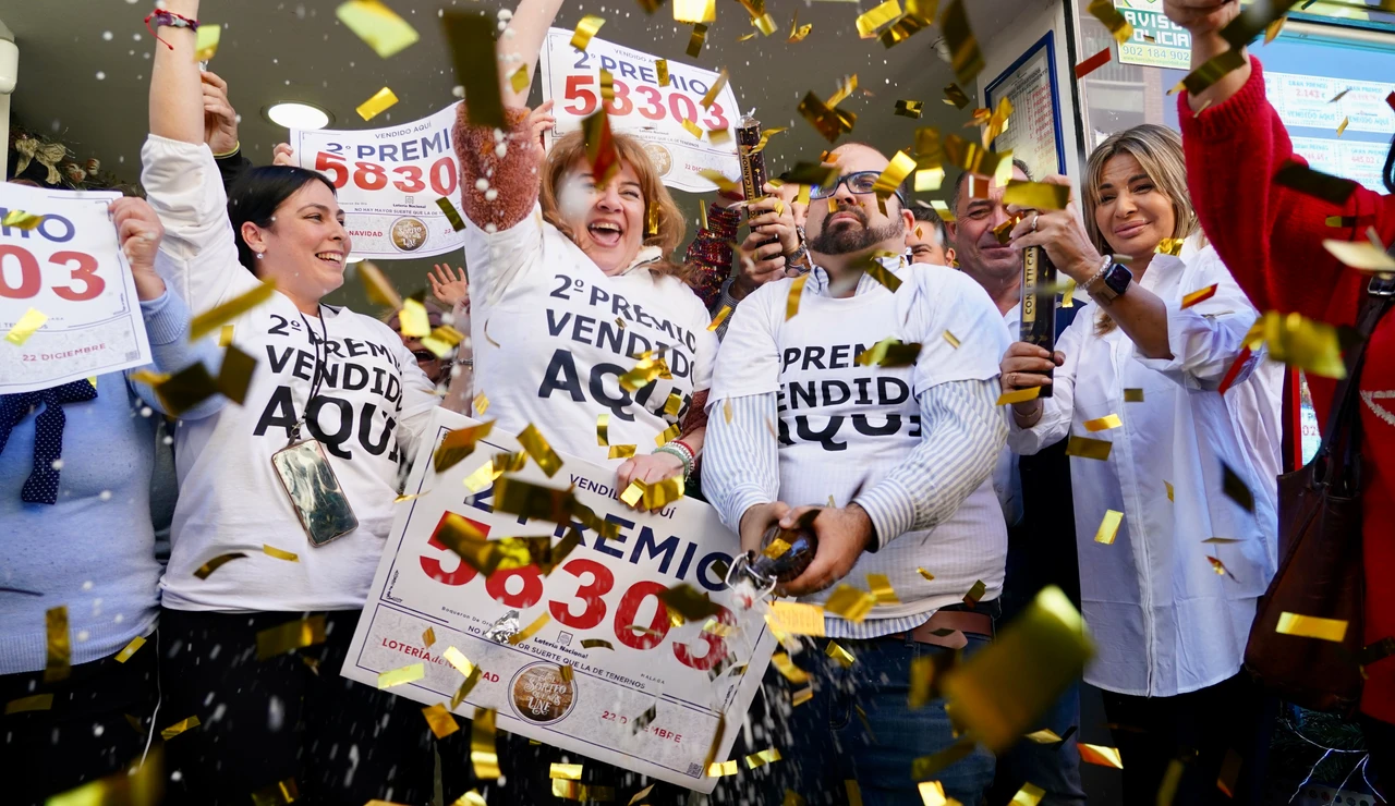 Varios agraciados celebran el la administración de La Lagunilla, 66 , el segundo premios del Sorteo Extraordinario de Lotería de Navidad