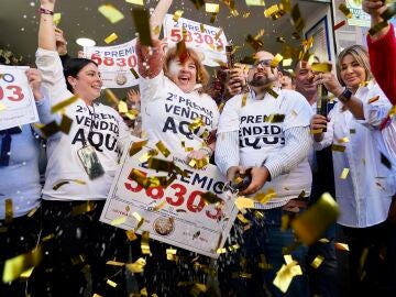 Varios agraciados celebran el la administración de La Lagunilla, 66 , el segundo premios del Sorteo Extraordinario de Lotería de Navidad Varios agraciados celebran el la administración de La Lagunilla, 66 , el segundo premios del Sorteo Extraordinario de Lotería de Navidad