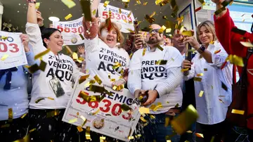 Varios agraciados celebran el la administración de La Lagunilla, 66 , el segundo premios del Sorteo Extraordinario de Lotería de Navidad Varios agraciados celebran el la administración de La Lagunilla, 66 , el segundo premios del Sorteo Extraordinario de Lotería de Navidad