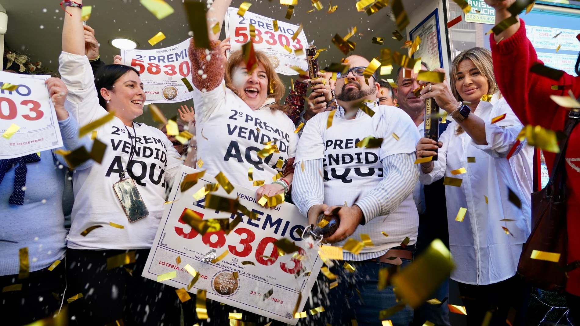 Varios agraciados celebran el la administración de La Lagunilla, 66 , el segundo premios del Sorteo Extraordinario de Lotería de Navidad Varios agraciados celebran el la administración de La Lagunilla, 66 , el segundo premios del Sorteo Extraordinario de Lotería de Navidad