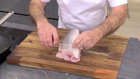 Junta los extremos de las cuerdas y átalas Junta los extremos de las cuerdas y átalas