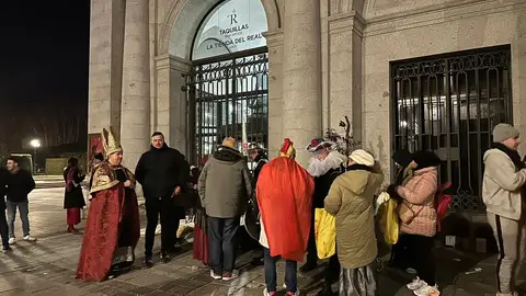 Personas esperando para entrar al Teatro Real