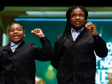 Niñas de San Ildefonso cantando otro quinto premio. Niñas de San Ildefonso cantando otro quinto premio.
