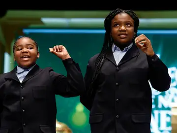 Niñas de San Ildefonso cantando otro quinto premio. Niñas de San Ildefonso cantando otro quinto premio.