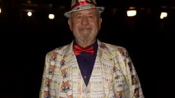 Un hombre disfrazado con un traje de décimos