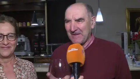 'El Gordo' lleva la ilusión a toda España: "Lo he repartido entre toda mi familia, es lo que más emoción me da" 'El Gordo' lleva la ilusión a toda España: "Lo he repartido entre toda mi familia, es lo que más emoción me da"